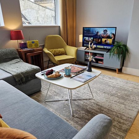 1-Bed Apartment, Close To Kensington Olympia With Free Wi-Fi & Netflix Londra Esterno foto
