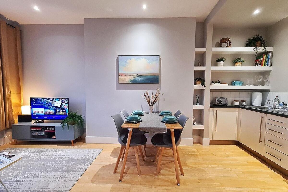 1-Bed Apartment, Close To Kensington Olympia With Free Wi-Fi & Netflix Londra Esterno foto