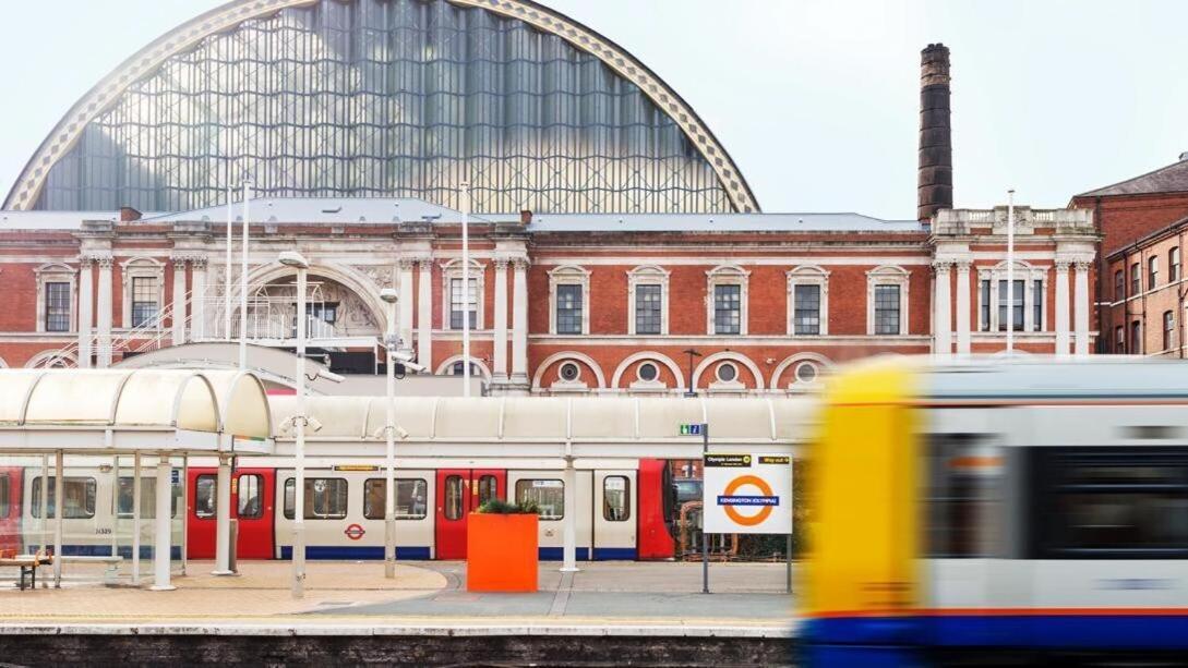 1-Bed Apartment, Close To Kensington Olympia With Free Wi-Fi & Netflix Londra Esterno foto