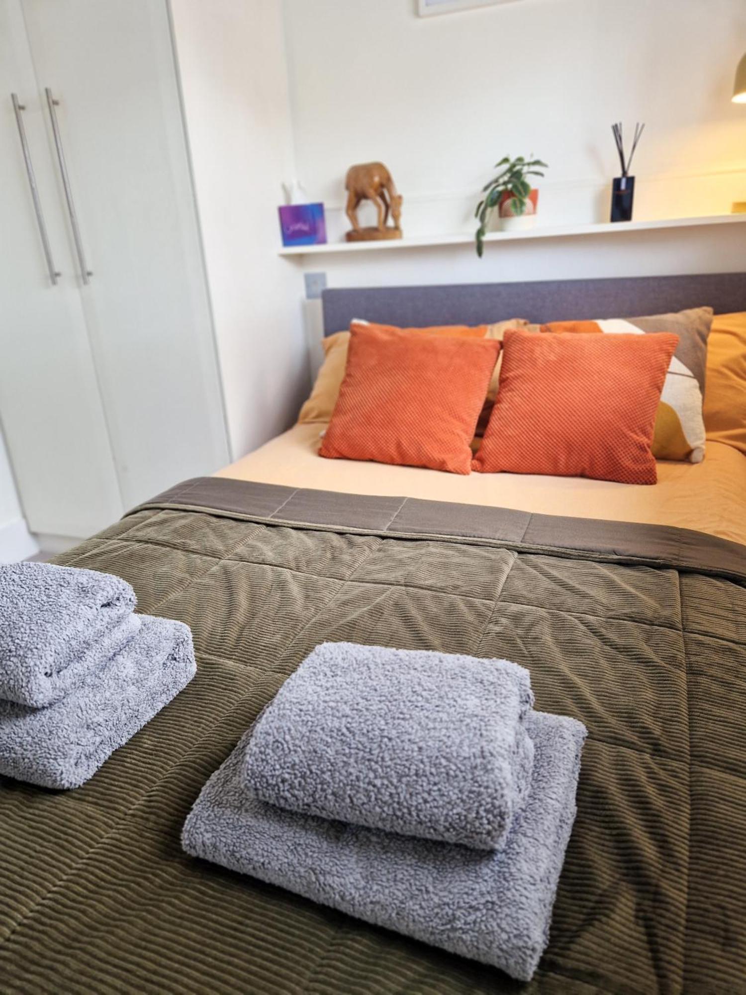 1-Bed Apartment, Close To Kensington Olympia With Free Wi-Fi & Netflix Londra Esterno foto