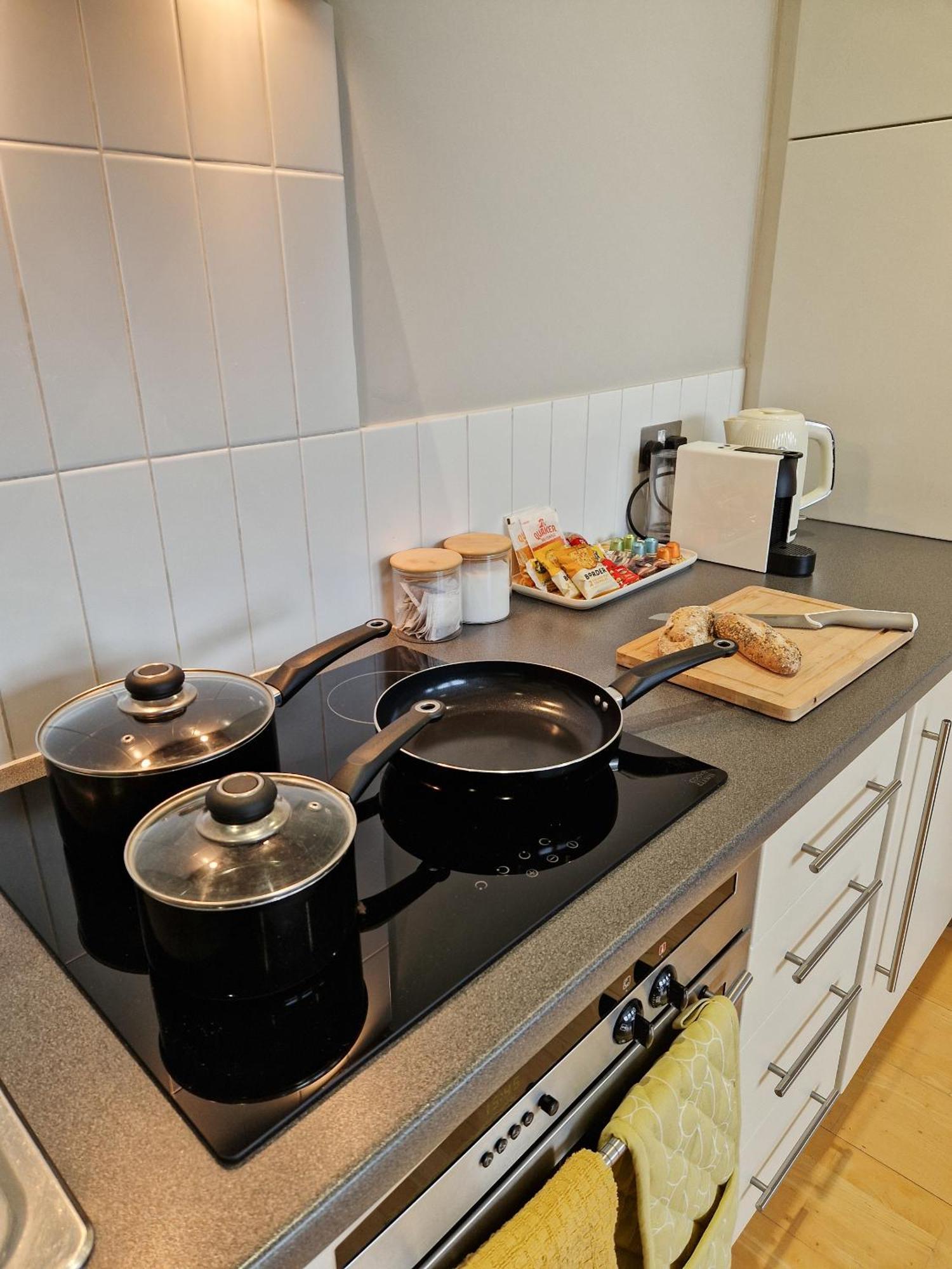 1-Bed Apartment, Close To Kensington Olympia With Free Wi-Fi & Netflix Londra Esterno foto