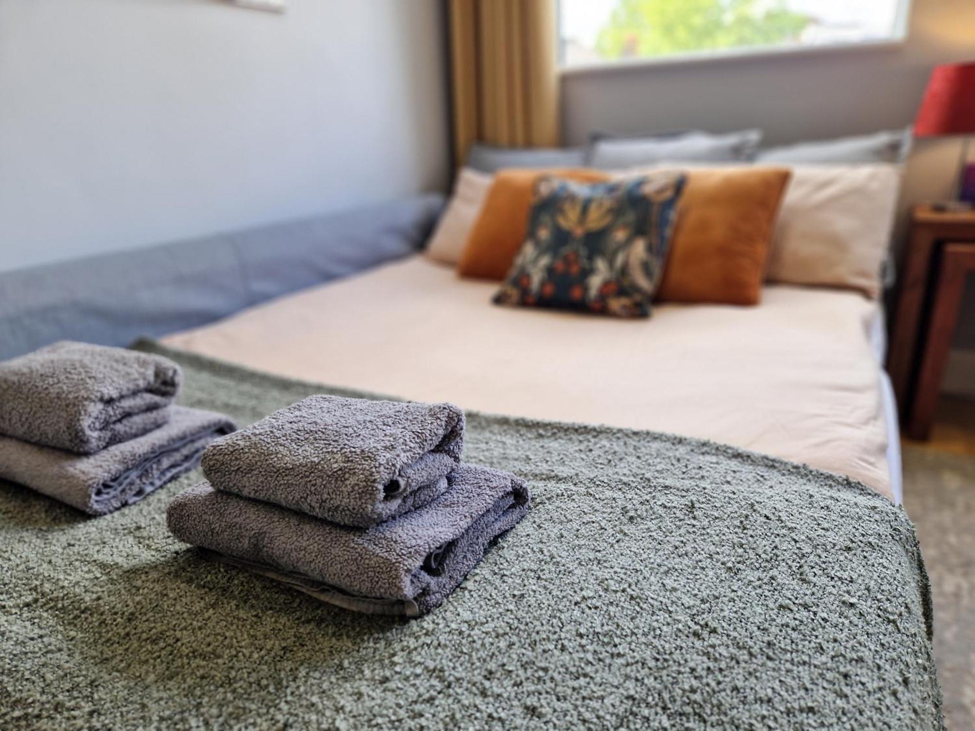 1-Bed Apartment, Close To Kensington Olympia With Free Wi-Fi & Netflix Londra Esterno foto