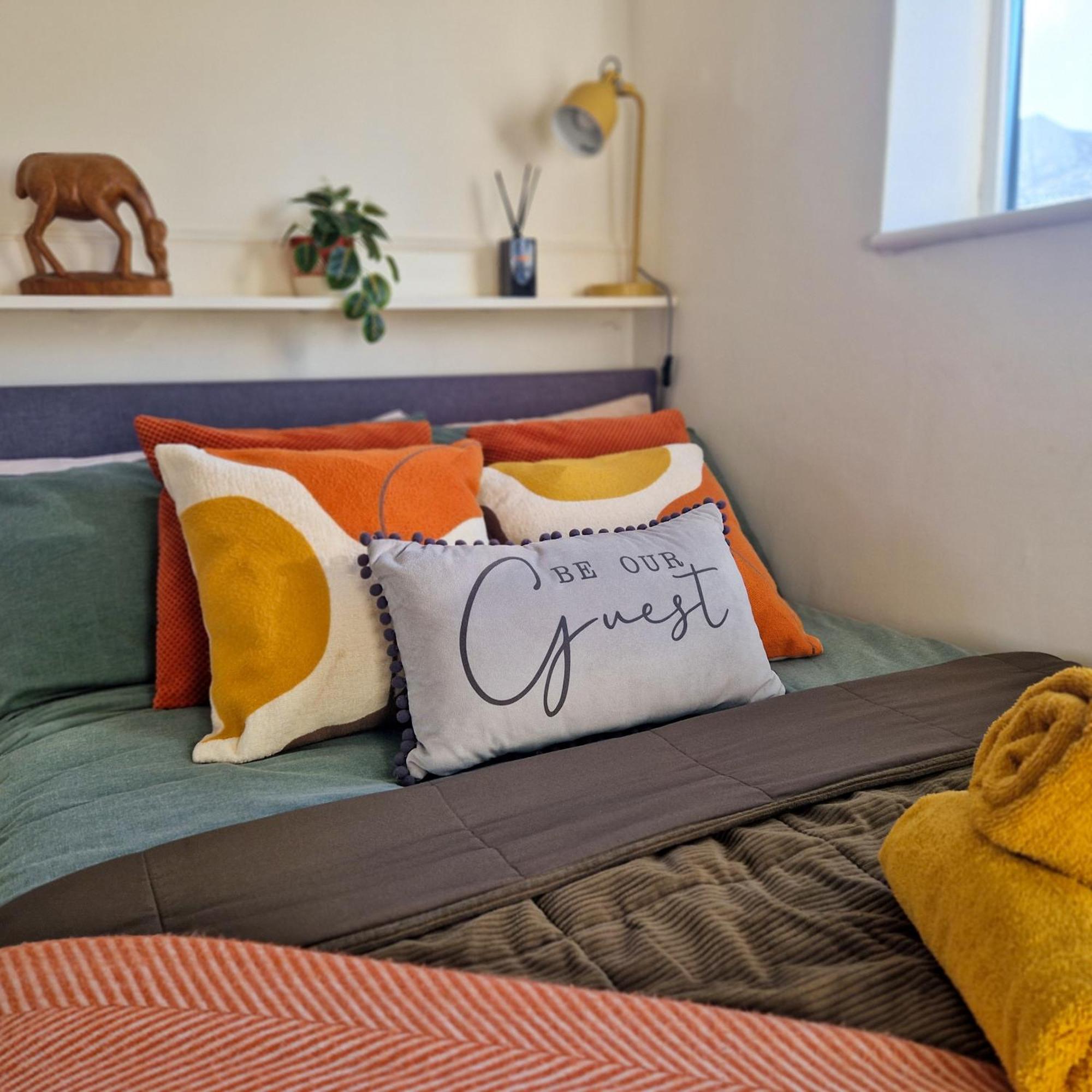 1-Bed Apartment, Close To Kensington Olympia With Free Wi-Fi & Netflix Londra Esterno foto